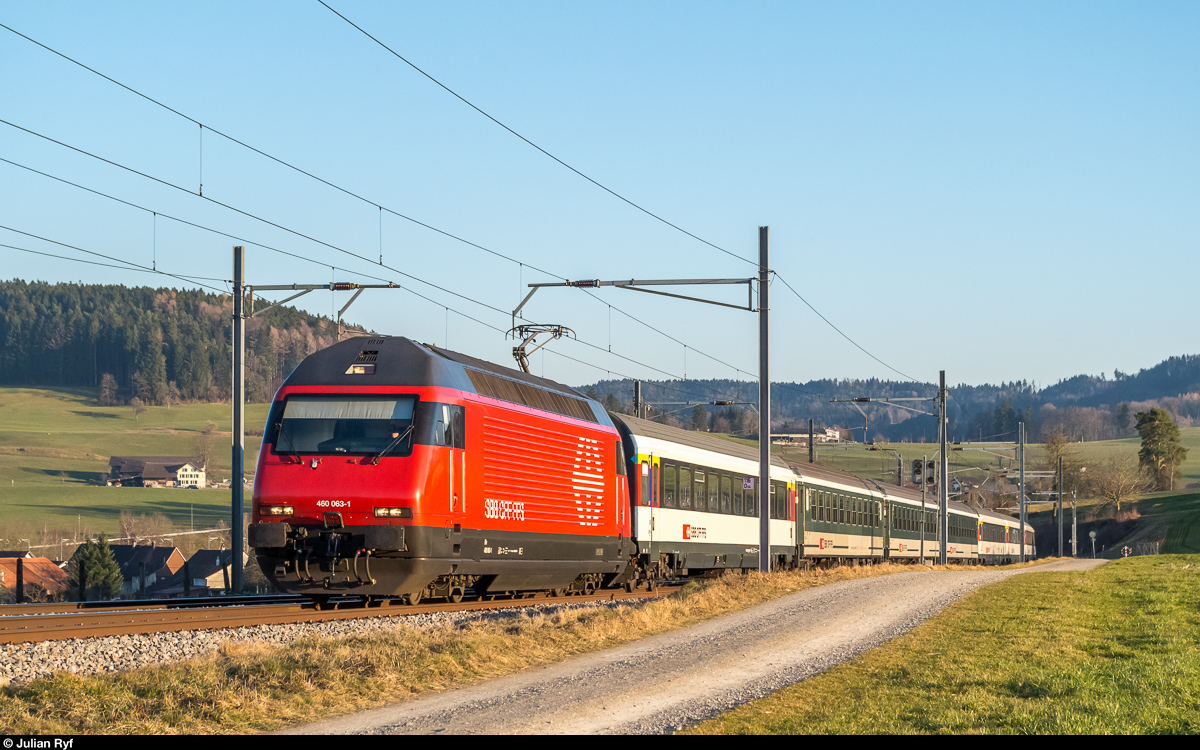 Re 460 063 am 27. Februar 2017 mit einem IR St. Gallen - Basel zwischen Sirnach und Eschlikon.