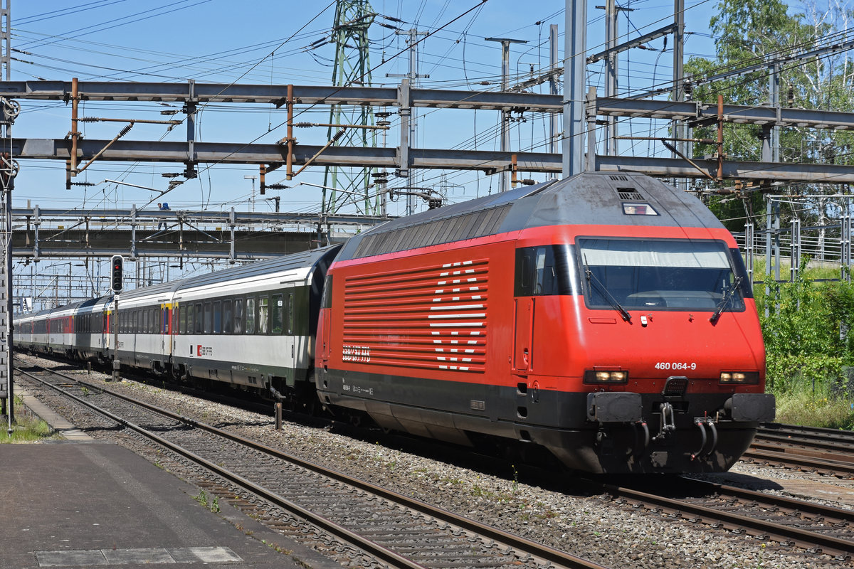 Re 460 064-9 durchfährt den Bahnhof Muttenz. Die Aufnahme stammt vom 23.05.2019.