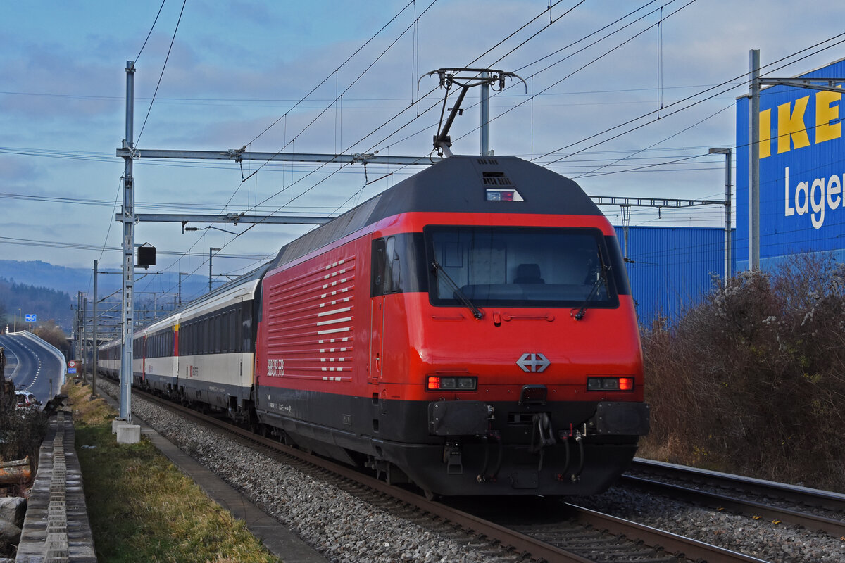 Re 460 064-9 fährt Richtung Bahnhof Lausen. Die Aufnahme stammt vom 20.12.2021.