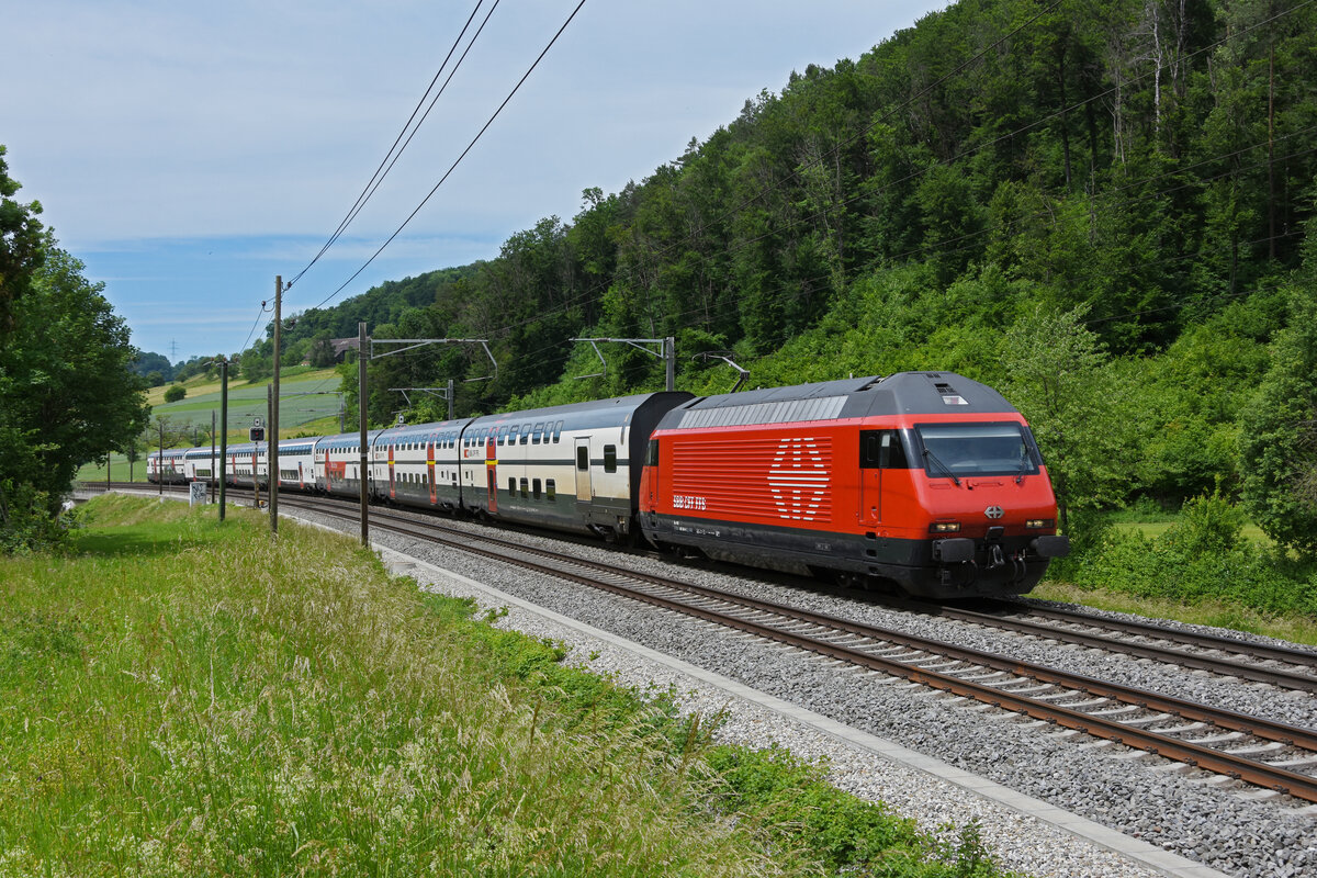 Re 460 064-9 fährt Richtung Bahnhof Tecknau. Die Aufnahme stammt vom 28.05.2022.