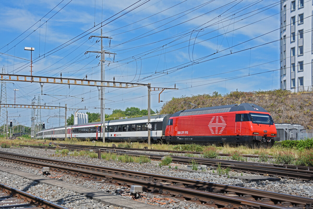 Re 460 065-6 durchfährt am 28.07.2022 den Bahnhof Pratteln.