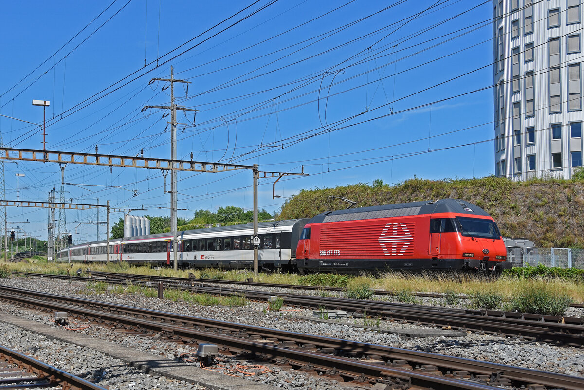 Re 460 065-6 durchfährt am 25.06.2022 den Bahnhof Pratteln.