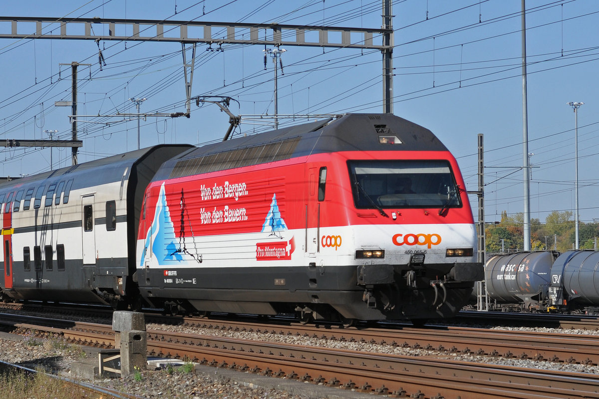 Re 460 065-6, mit der COOP Werbung, durchfährt den Bahnhof Muttenz. Die Aufnahme stammt vom 16.10.2017.