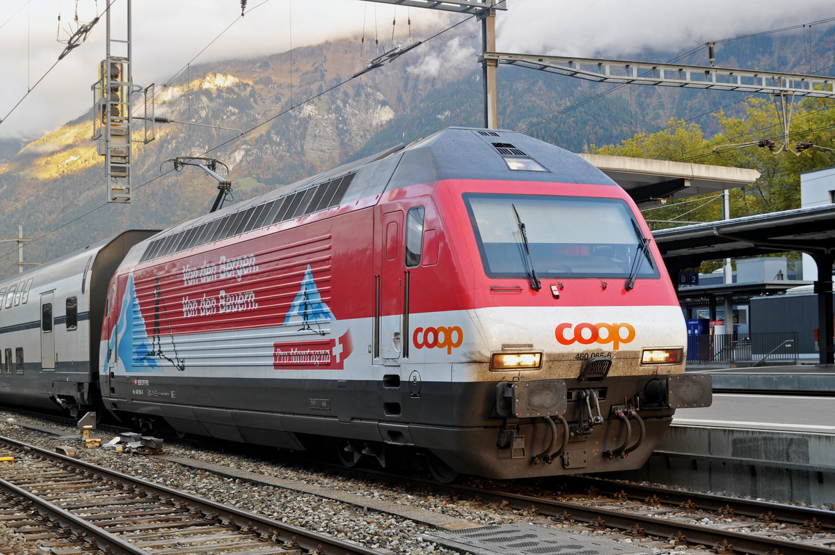 Re 460 065-6, mit der COOP Werbung, wartet im Bahnhof Interlaken Ost. Die Aufnahme stammt vom 03.10.2017.