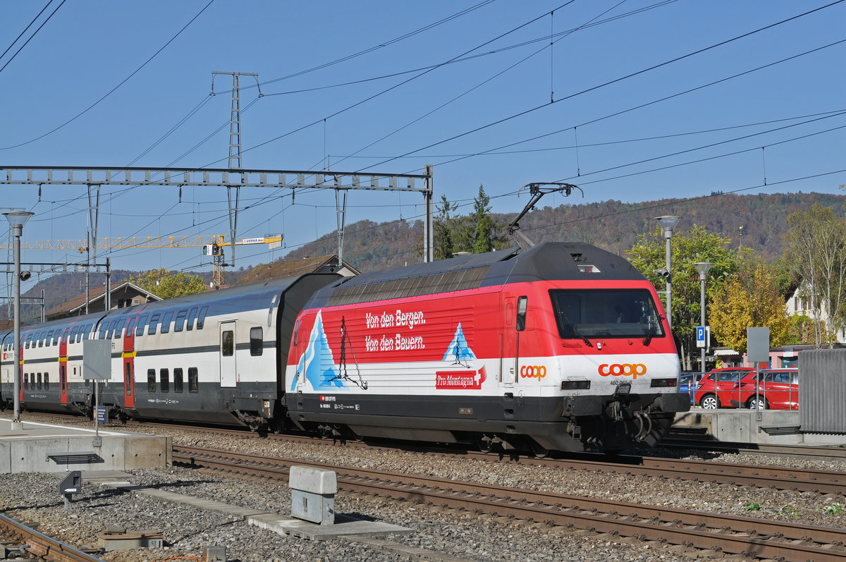 Re 460 065-6, mit der COOP Werbung, durchfährt den Bahnhof Sissach. Die Aufnahme stammt vom 16.10.2017.