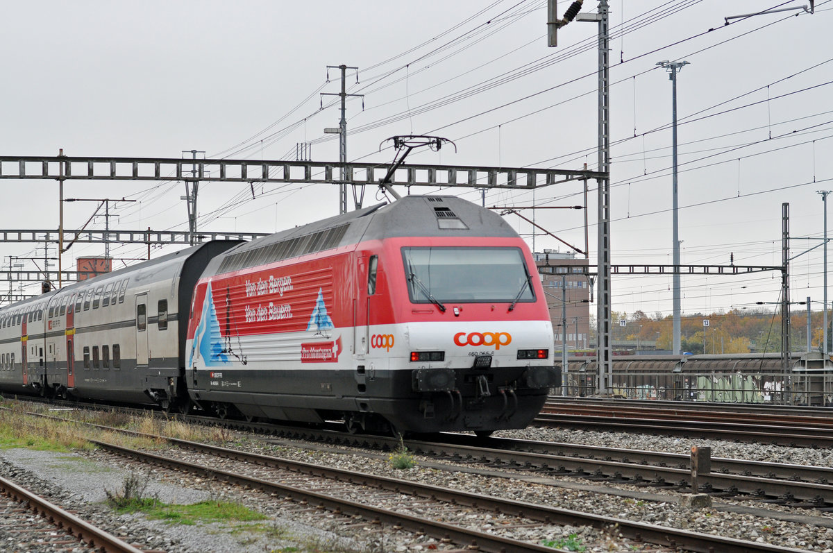 Re 460 065-6, mit der COOP Werbung, durchfährt den Bahnhof Muttenz. Die Aufnahme stammt vom 09.11.2017.