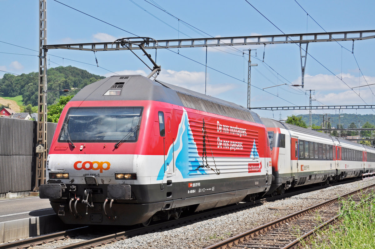 Re 460 065-6, mit der COOP Werbung, durchfährt den Bahnhof Gelterkinden. Die Aufnahme stammt vom 19.06.2018.
