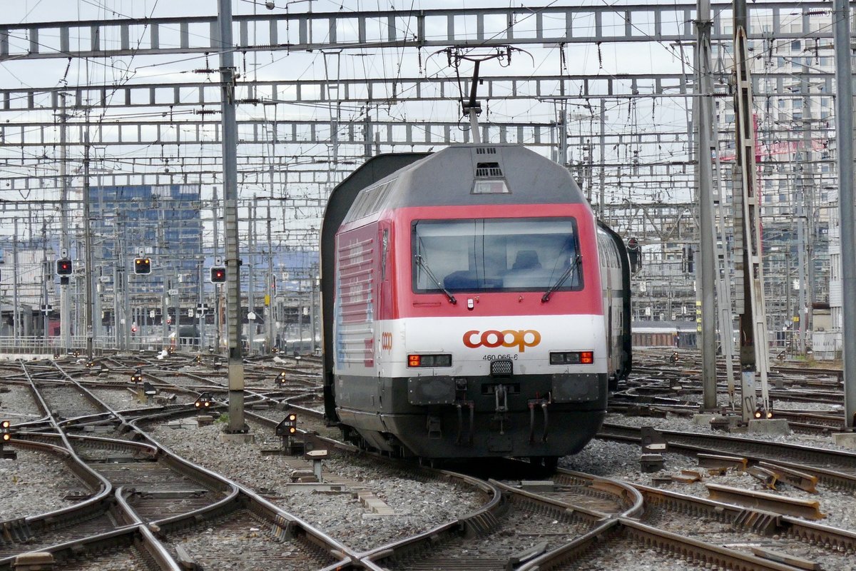 Re 460 065 mit Coop ProMontagna Werbung stosst am 27.11.17 ihren IC 2000 nach Basel.