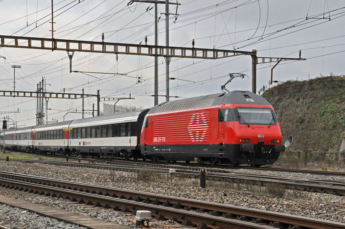 Re 460 066-4 durchfährt den Bahnhof Pratteln. Die Aufnahme stammt vom 07.01.2021.