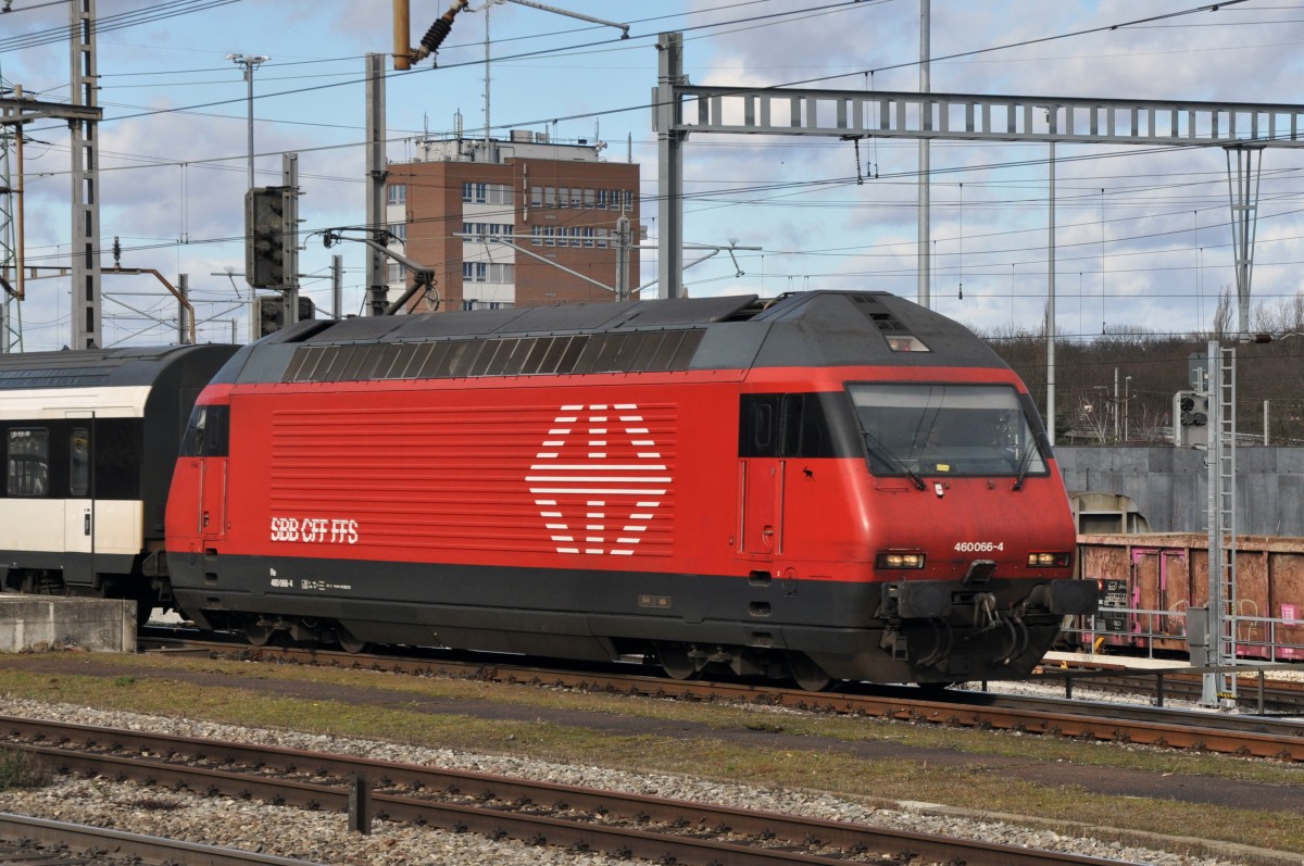 Re 460 066-4 durchfährt den Bahnhof Muttenz. Die Aufnahme stammt vom 09.02.2014.