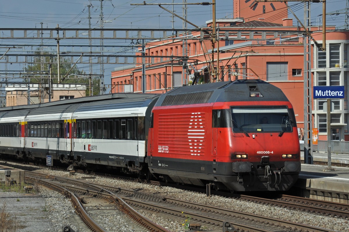 Re 460 066-4 durchfährt den Bahnhof Muttenz. Die Aufnahme stammt vom 22.09.2014.