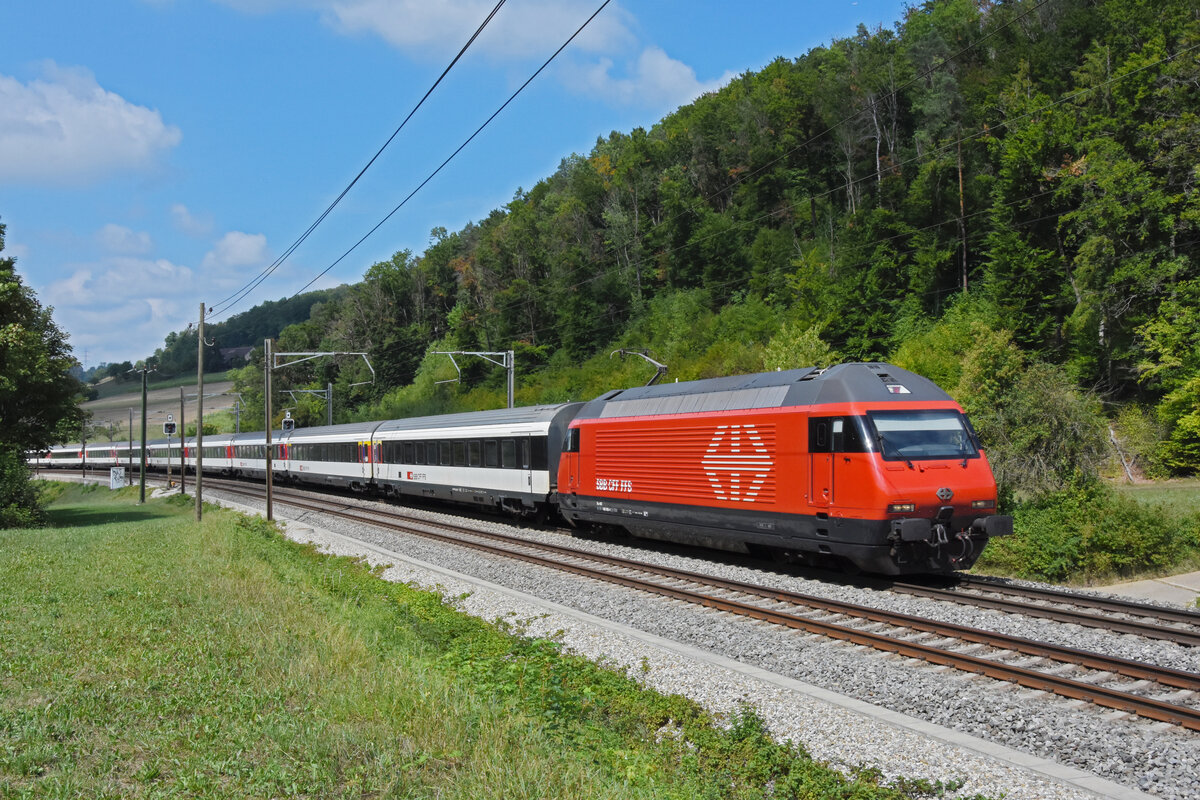 Re 460 066-4 fährt Richtung Bahnhof Tecknau. Die Aufnahme stammt vom 28.08.2022.