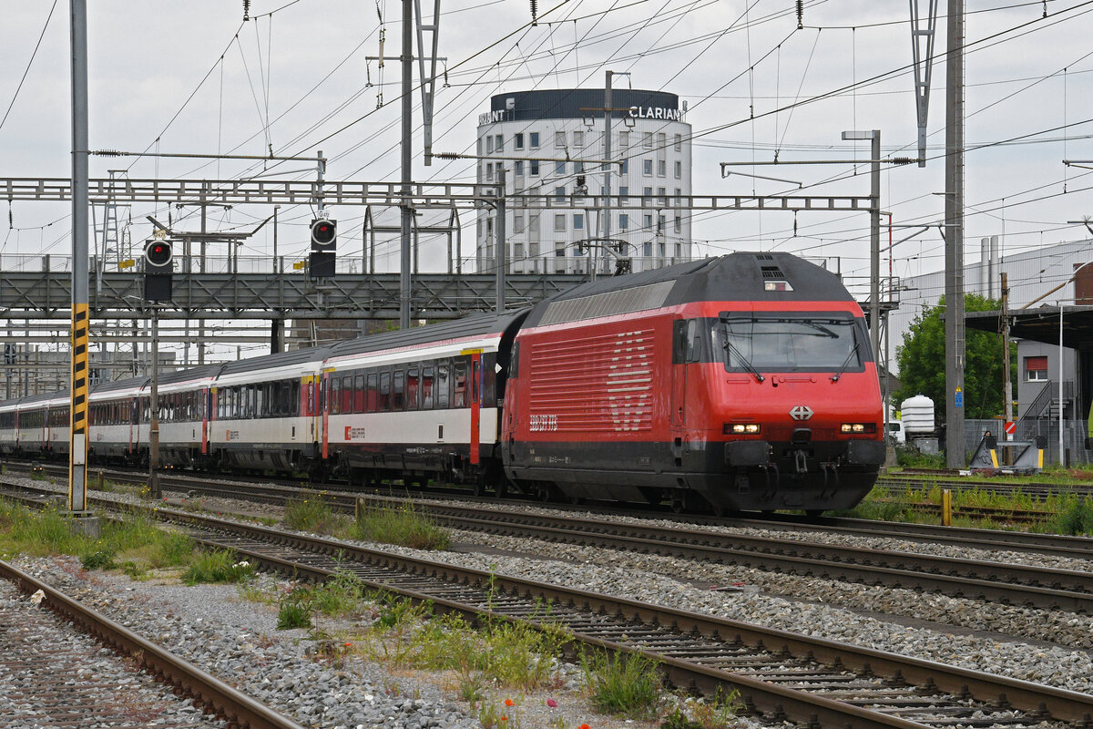 Re 460 067-2 durchfährt am 21.05.2025 den Bahnhof Pratteln.