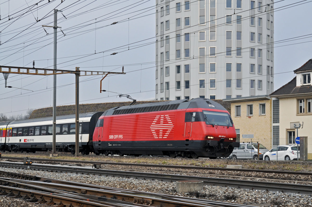 Re 460 067-2 durchfährt den Bahnhof Pratteln. Die Aufnahme stammt vom 07.02.2017.