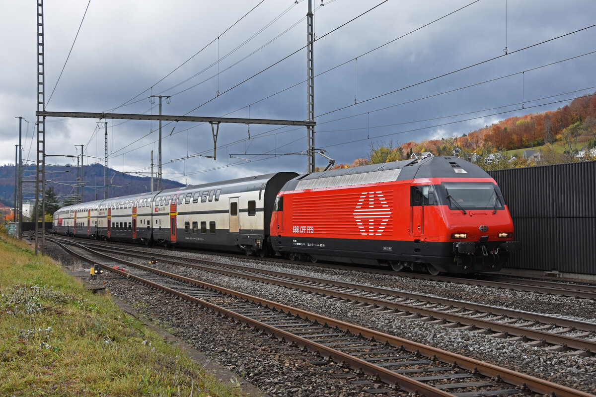 Re 460 067-2 durchfährt den Bahnhof Gelterkinden. Die Aufnahme stammt vom 05.11.2021.
