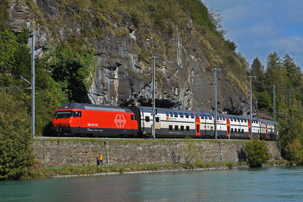 Re 460 067-2 hat am 22.09.2021 eine R3 erhalten und fährt hier Richtung Bahnhof Interlaken West. Die Aufnahme stammt vom 08.10.2021.