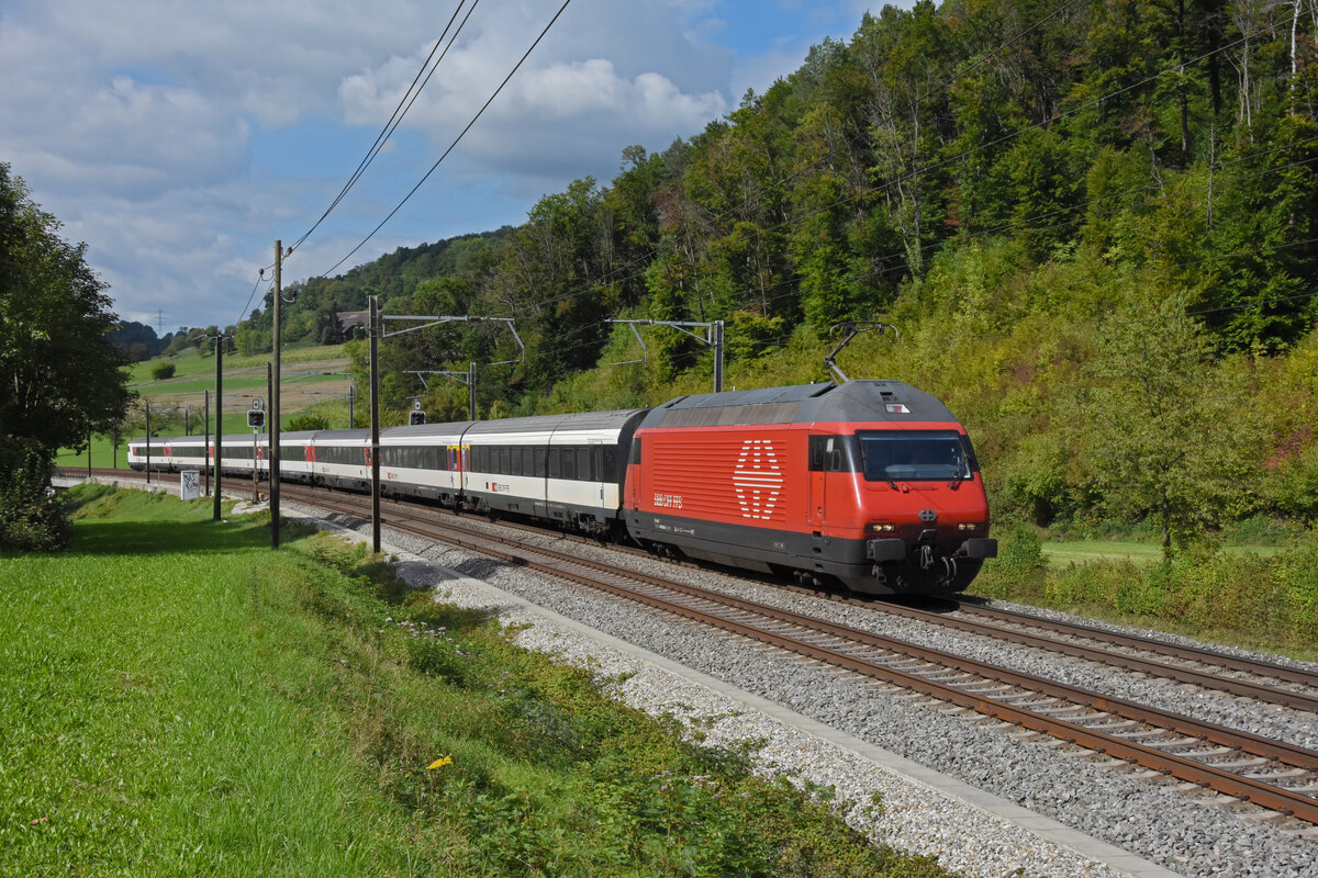Re 460 068-0 fährt am 20.09.2022 Richtung Bahnhof Tecknau.