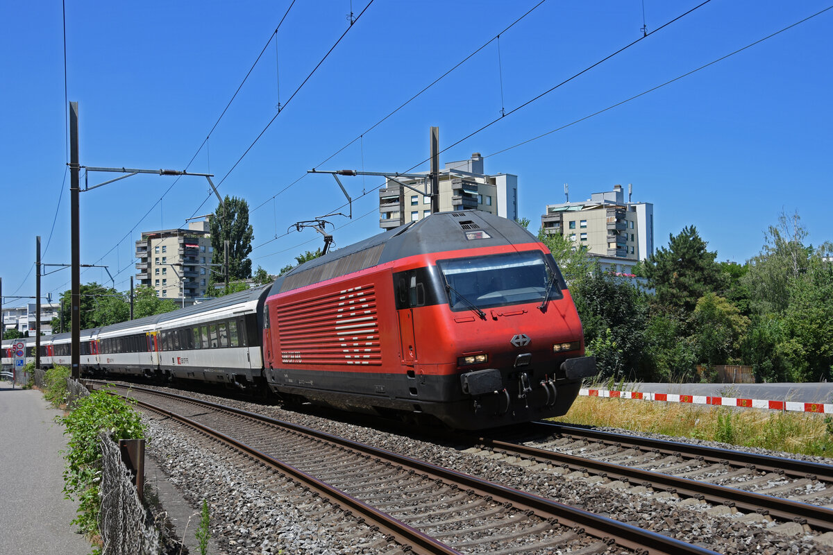 Re 460 068-0 fährt Richtung Bahnhof Frenkendorf. Die Aufnahme stammt vom 10.07.2022.
