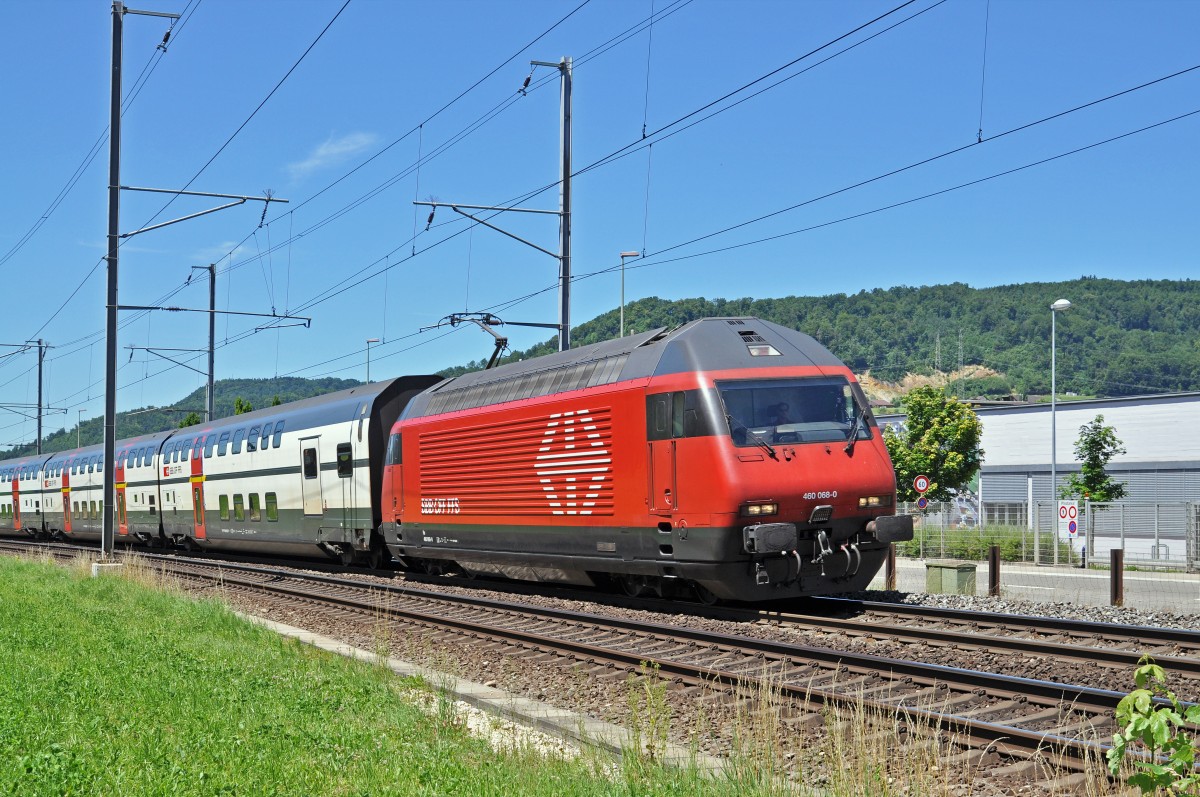 Re 460 068-0 fährt Richtung Bahnhof Sissach. Die Aufnahme stammt vom 28.06.2015.