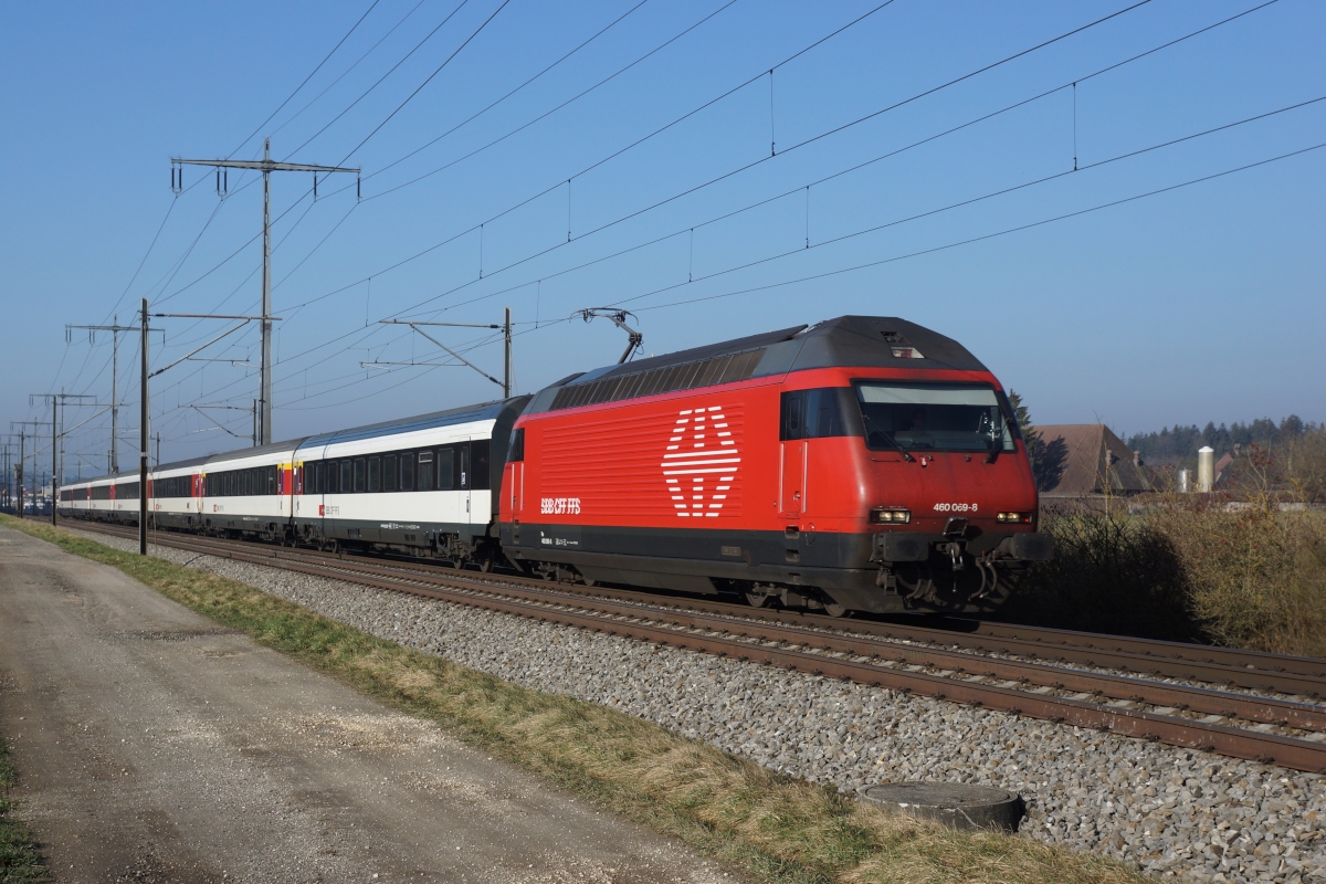 Re 460 069-8 befinden sich am 08.03.2014 mit dem RE 3217 bei Hindelbank.