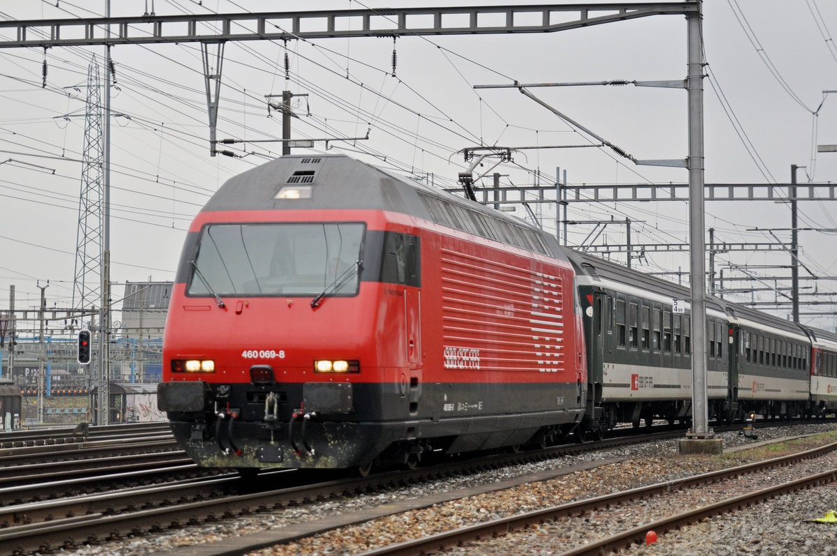 Re 460 069-8 durchfährt den Bahnhof Muttenz. Die Aufnahme stammt vom 27.01.2018.