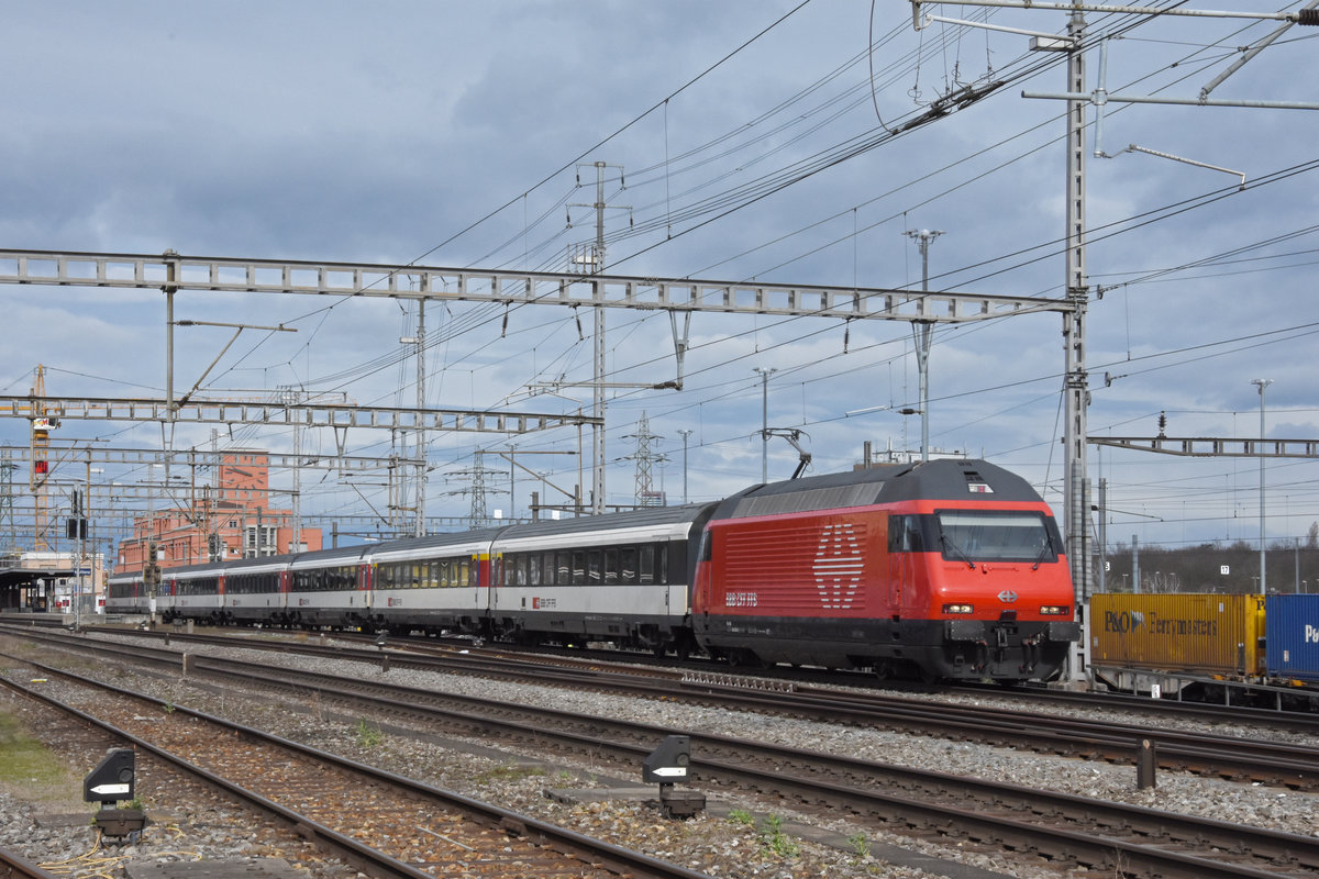 Re 460 069-8 durchfährt den Bahnhof Muttenz. Die Aufnahme stammt vom 13.03.2021.