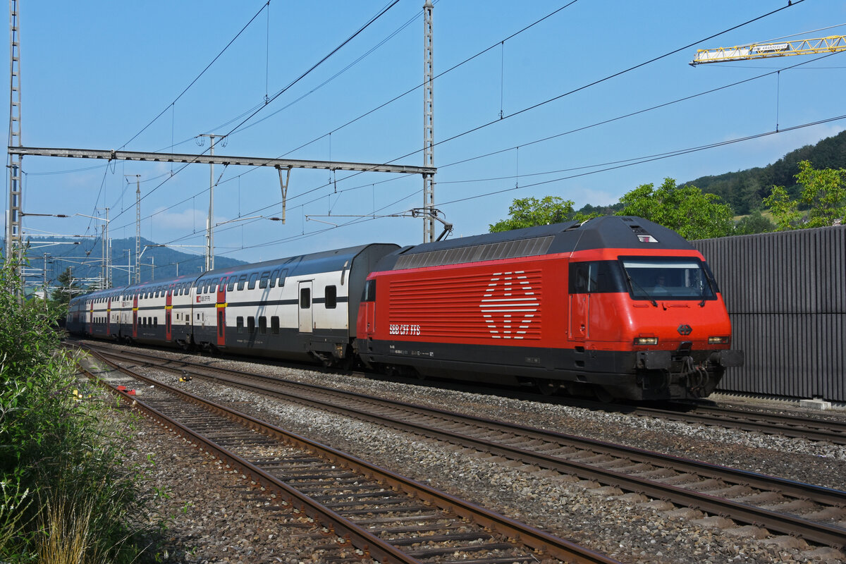 Re 460 069-8 durchfährt den Bahnhof Gelterkinden. Die Aufnahme stammt vom 20.07.2021.