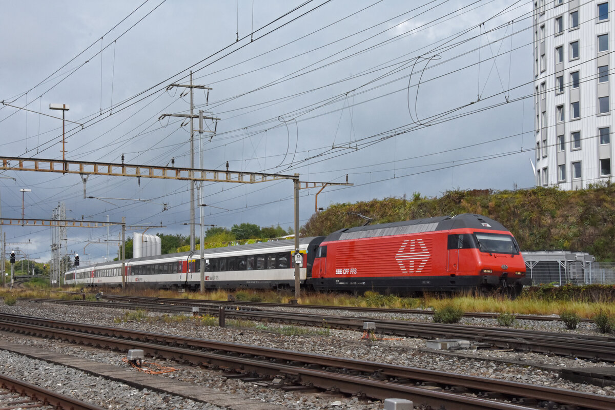 Re 460 069-8 durchfährt den Bahnhof Pratteln. Die Aufnahme stammt vom 16.09.2021.