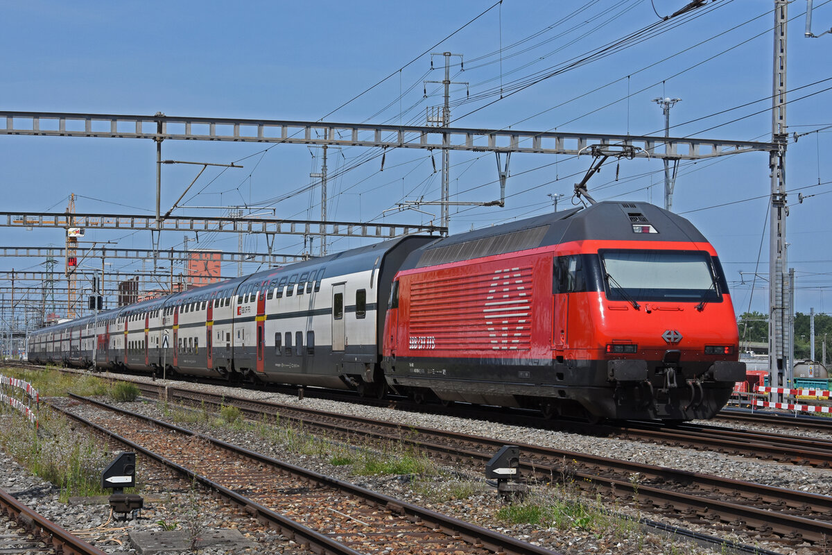 Re 460 069-8 durchfährt den Bahnhof Muttenz. Die Aufnahme stammt vom 13.08.2021.