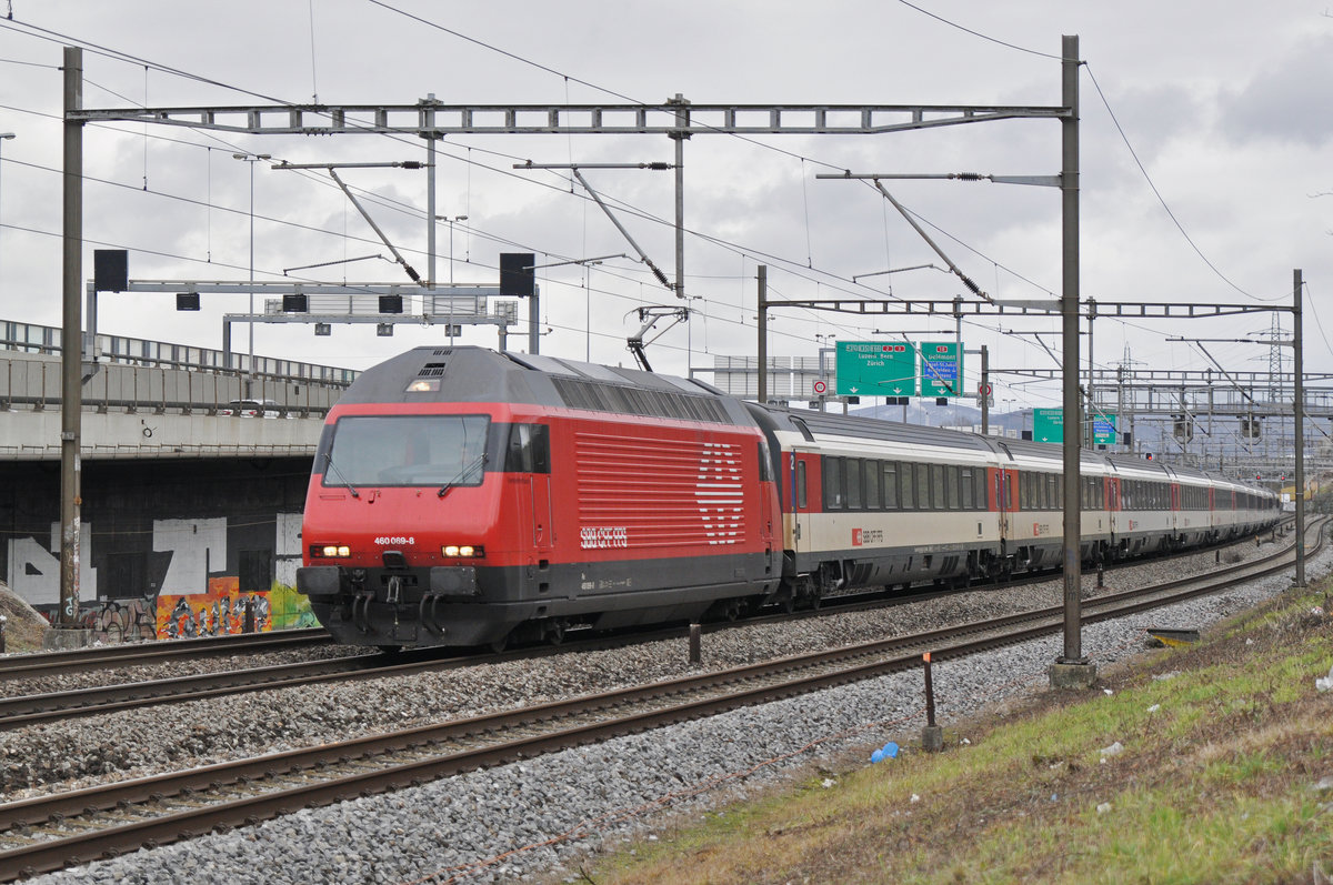 Re 460 069-8 fährt Richtung Bahnhof SBB. Die Aufnahme stammt vom 28.12.2017.