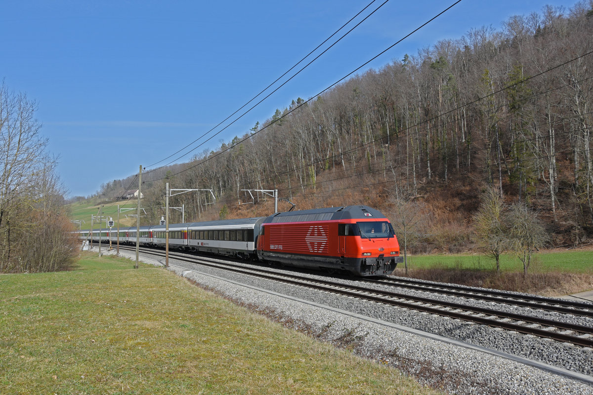 Re 460 069-8 fährt Richtung Bahnhof Tecknau. Die Aufnahme stammt vom 26.02.2021.