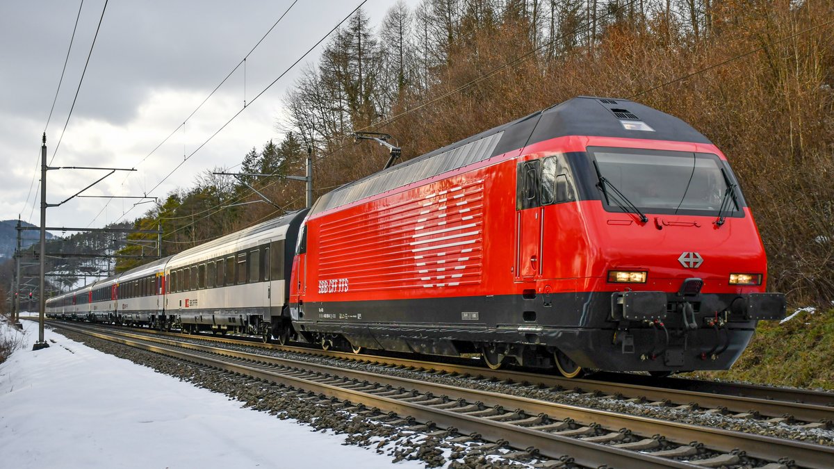 Re 460 069-8  Verkehrshaus  mit einem IR nach Zürich HB kurz vor dem nächsten Halt in Brugg AG, aufgenommen bei Villnachern AG am 26.01.2021.