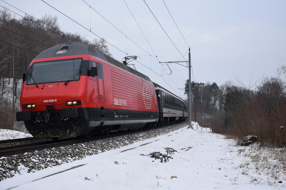 Re 460 069-8  Verkehrshaus  zieht am 01.03.2018 ihren kurzen Interregio die Bözberg Südrampe hinauf gegen Basel.