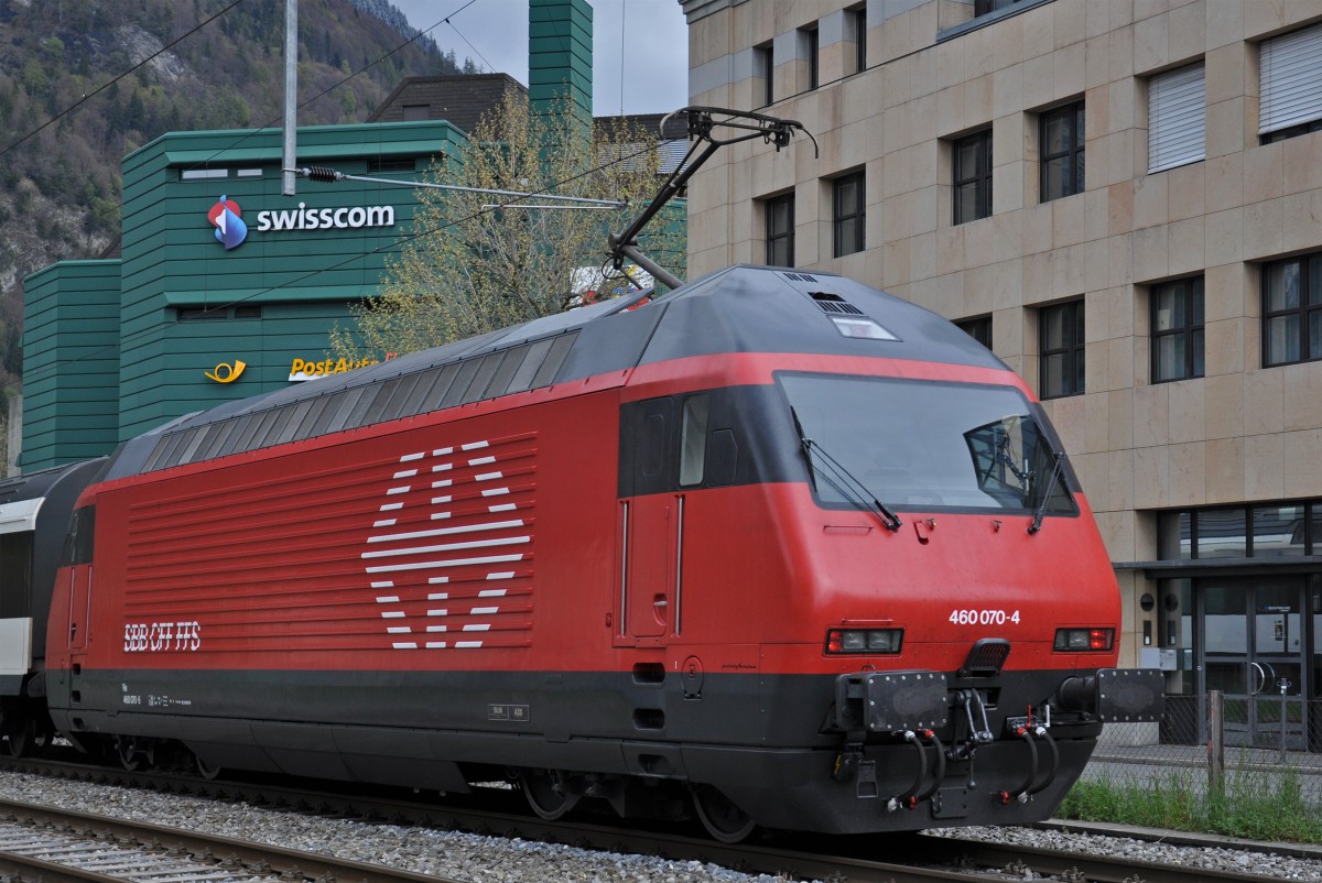 Re 460 070-4 fährt zum Bahnhof Interlaken West. Die Aufnahme stammt vom 19.04.2014.