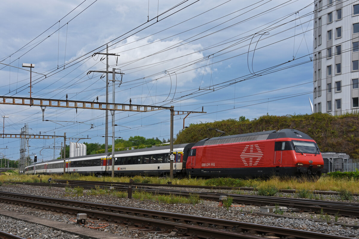 Re 460 070-5 durchfährt am 24.06.2022 den Bahnhof Pratteln.