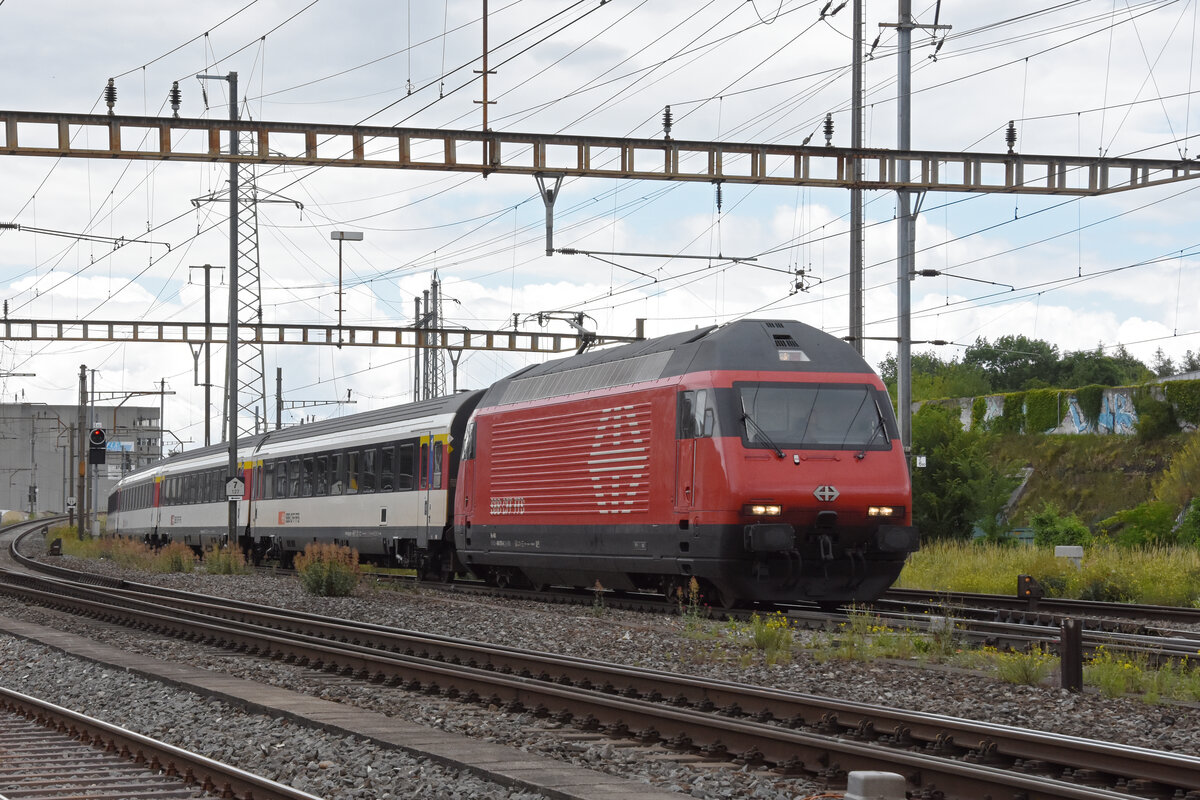 Re 460 070-6 durchfährt am 09.06.2022 den Bahnhof Pratteln.