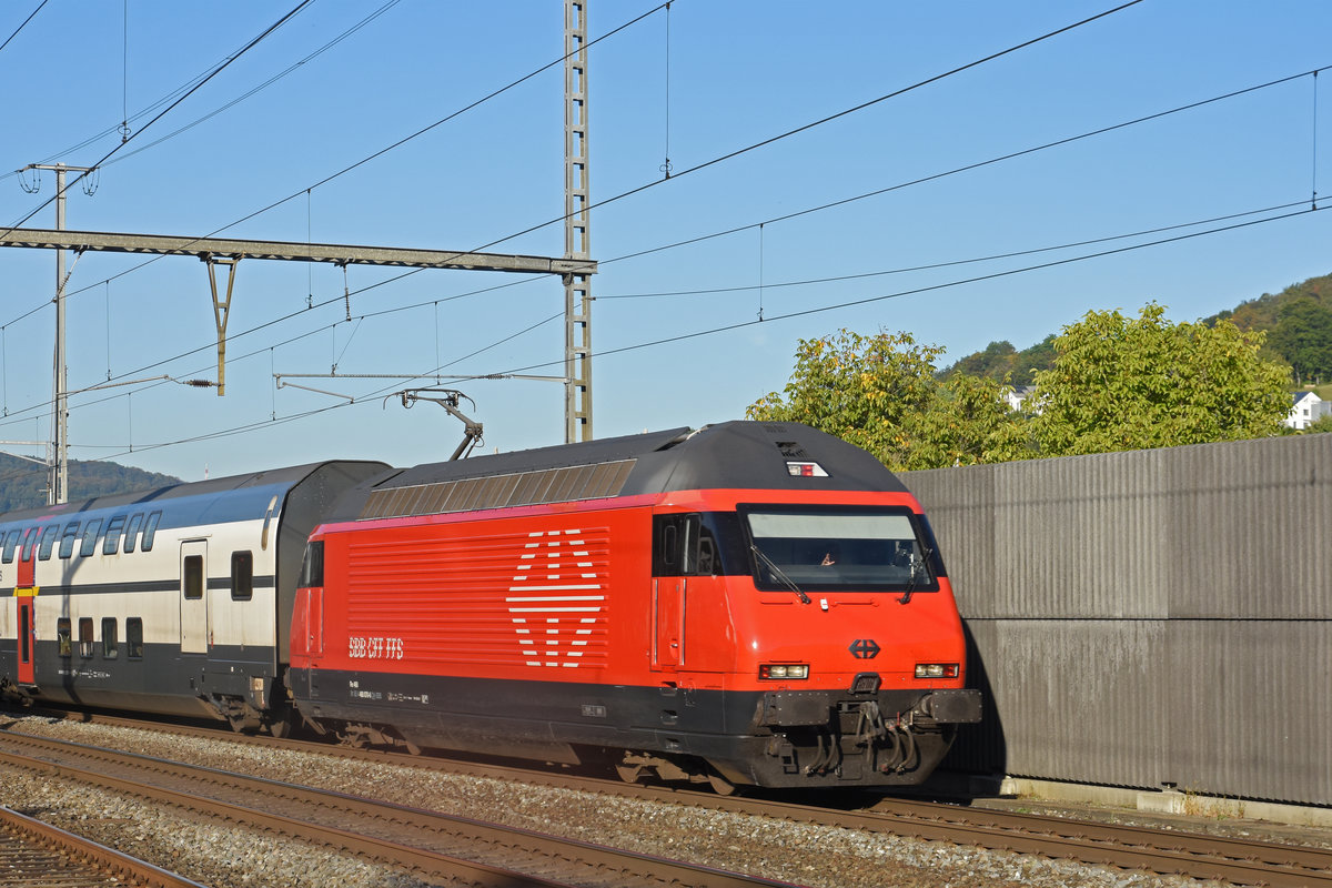 Re 460 070-6 durchfährt den Bahnhof Gelterkinden. Die Aufnahme stammt vom 17.09.2019.