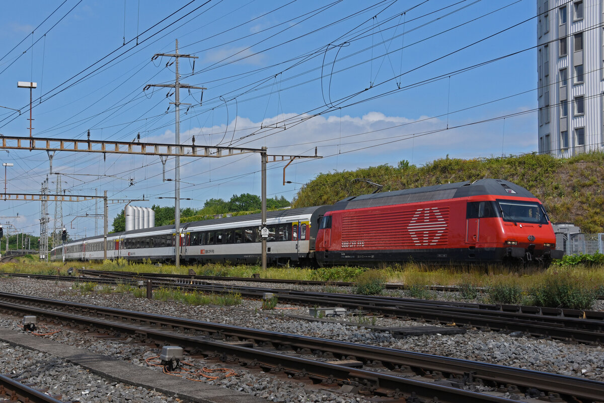 Re 460 070-6 durchfährt den Bahnhof Pratteln. Die Aufnahme stammt vom 13.06.2022.