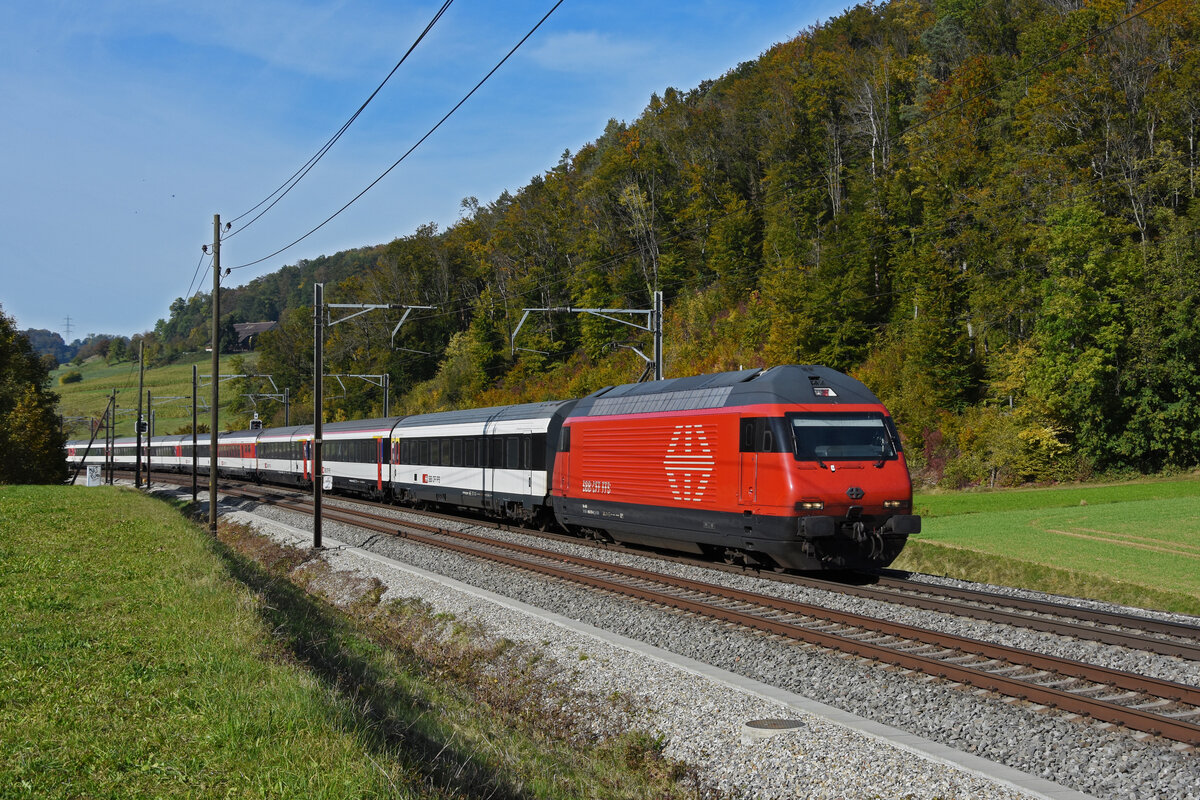 Re 460 070-6 fährt Richtung Bahnhof Tecknau. Die Aufnahme stammt vom 18.10.2021.