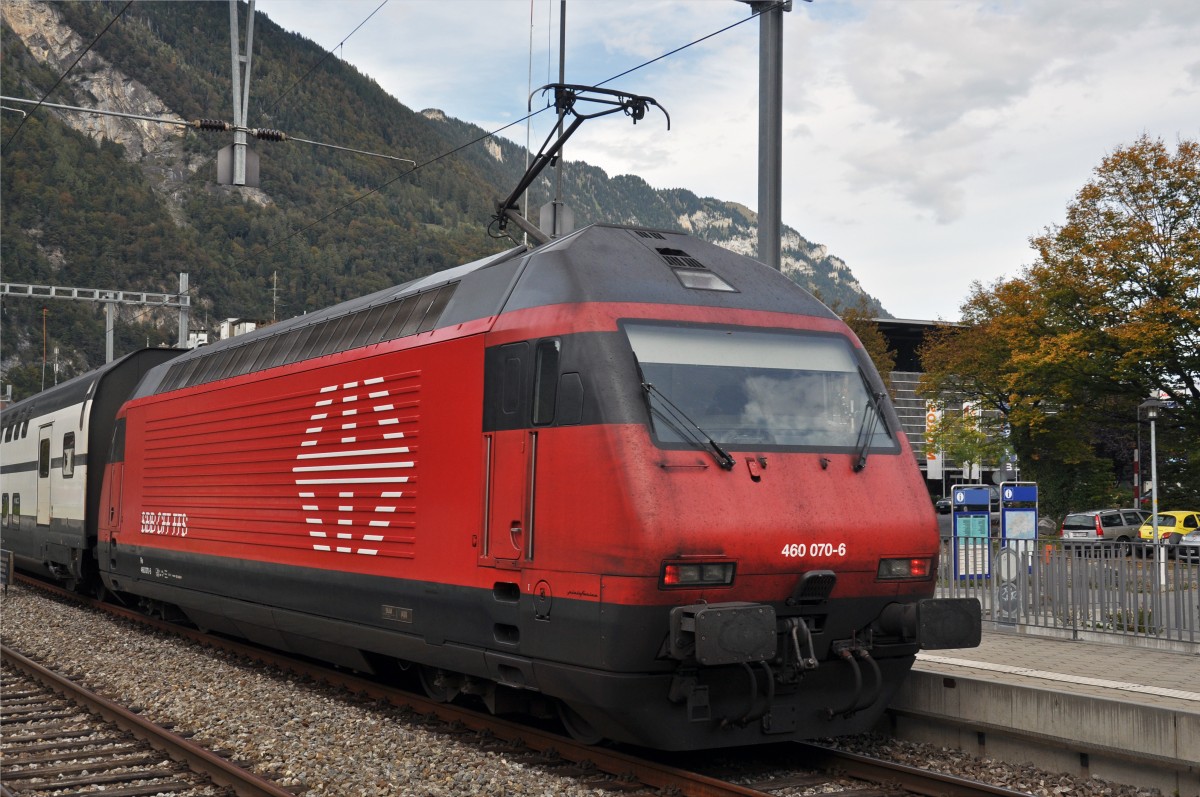 Re 460 070-6 hält beim Bahnhof Interlaken West. Die Aufnahme stammt vom 07.10.2014.