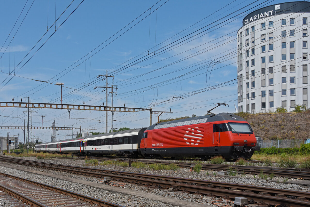 Re 460 071-4 durchfährt am 28.07.2022 den Bahnhof Pratteln.