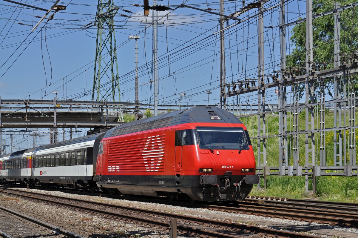 Re 460 071-4 durchfährt den Bahnhof Muttenz. Die Aufnahme stammt vom 18.05.2015.