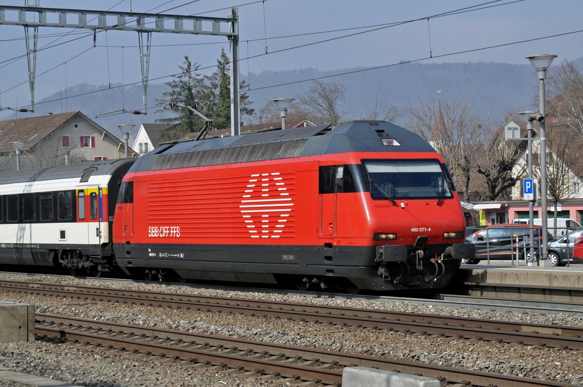 Re 460 071-4 durchfährt den Bahnhof Sissach. Die Aufnahme stammt vom 11.03.2016.