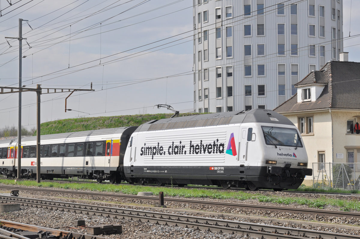 Re 460 071-4, mit der Helvetia Werbung, durchfährt den Bahnhof Pratteln. Die Aufnahme stammt vom 09.04.2018.