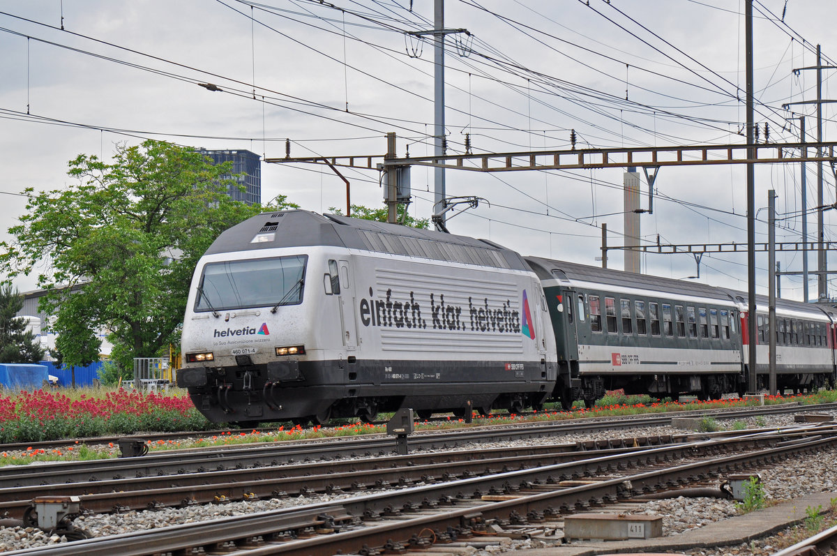Re 460 071-4, mit der Helvetia Werbung, durchfährt den Bahnhof Pratteln. Die Aufnahme stammt vom 23.05.2018.
