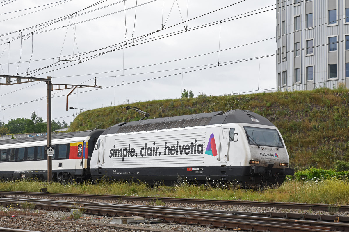 Re 460 071-4, mit der Helvetia Werbung, durchfährt den Bahnhof Pratteln. Die Aufnahme stammt vom 29.06.2018.