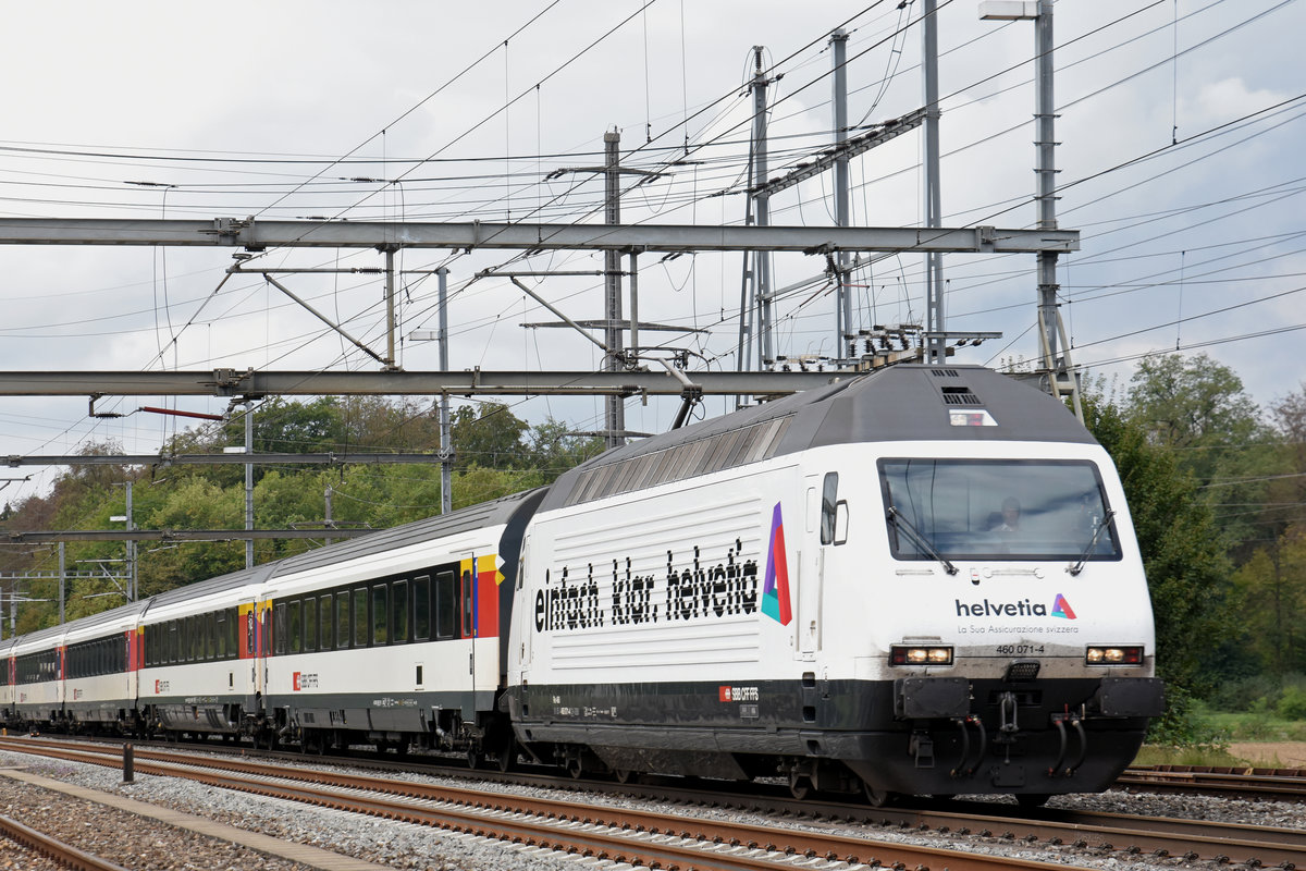 Re 460 071-4 mit der Helvetia Werbung, durchfährt den Bahnhof Möhlin. Die Aufnahme stammt vom 03.09.2018.