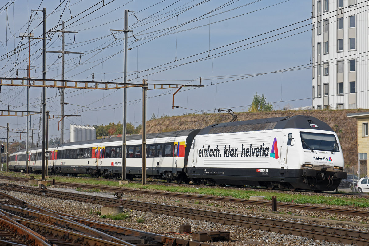 Re 460 071-4 mit der Helvetia Werbung, durchfährt den Bahnhof Pratteln. Die Aufnahme stammt vom 18.10.2018.