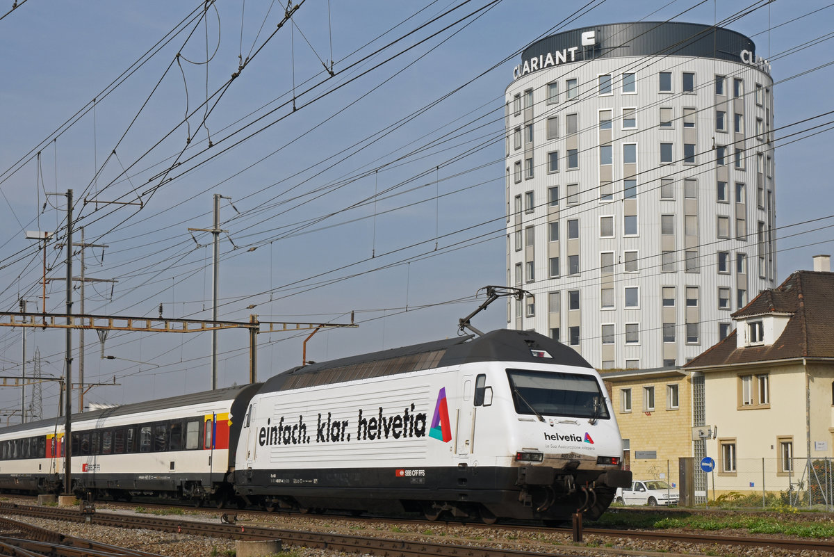 Re 460 071-4 mit der Helvetia Werbung, durchfährt den Bahnhof Pratteln. Die Aufnahme stammt vom 18.10.2018.