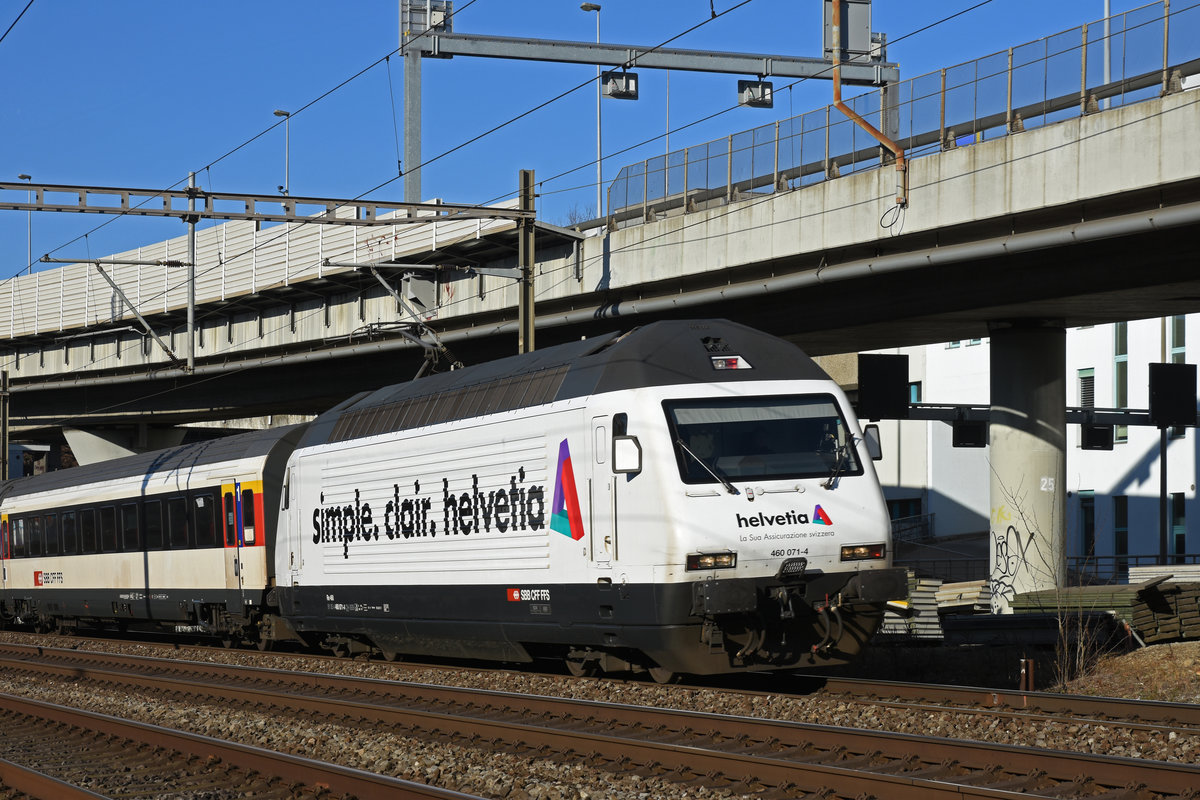 Re 460 071-4 mit der Helvetia Werbung, fährt Richtung Bahnhof Muttenz. Die Aufnahme stammt vom 03.01.2019.